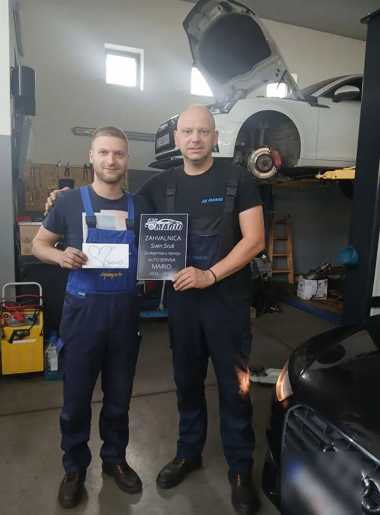 Mario i Sven u radionici, iza njih auto na dizalici